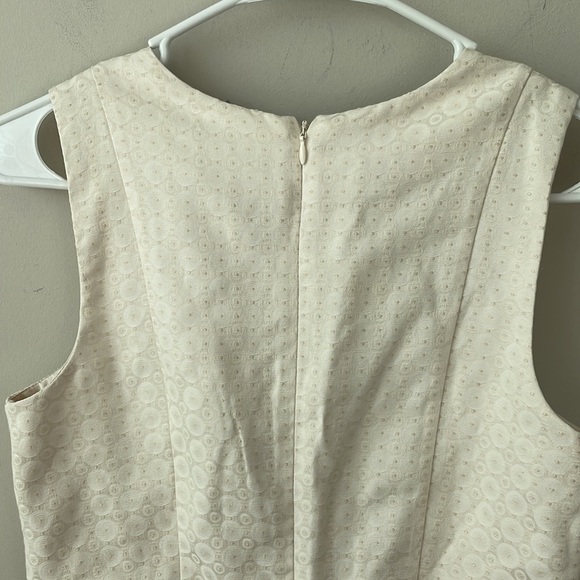 Banana Republic white dress with subtle circle pattern and gold dots size 2P - Picture 7 of 8